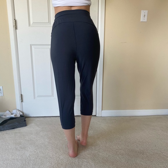 AVAILABLE IN BLACK AND BLUE Lululemon crop joggers size 2 - Picture 3 of 13
